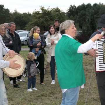 Jesienny piknik z KGW „Grzebień i Wyczesane”. Była pomoc, zabawa i integracja