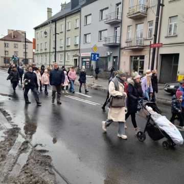 [WIDEO] Orszak Trzech Króli 2025 w Radomsku. „Kłaniajcie się królowie!”