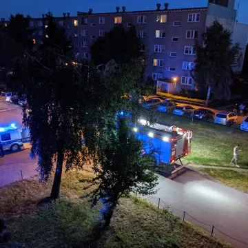 Dachowanie osobówki na drodze osiedlowej w Radomsku