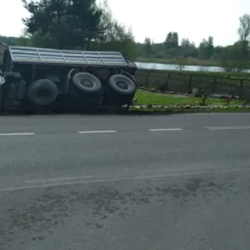Kodrąb - Pechowe skrzyżowanie. Ciężarówka w rowie