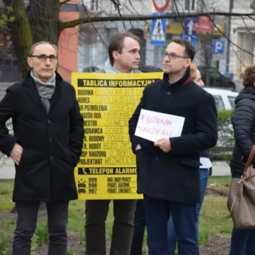 Wiec poparcia dla strajkujących nauczycieli w Radomsku