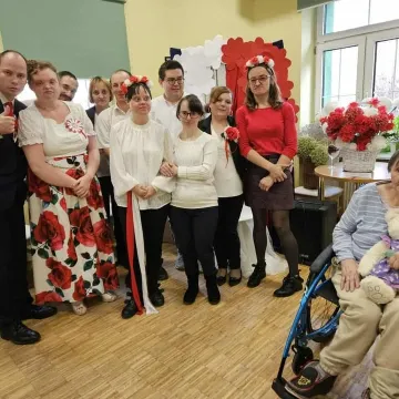 Patriotycznie i tanecznie. Uczestnicy WTZ odwiedzili DPS w Radomsku