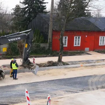 Na ul. Piłsudskiego w Radomsku leją już asfalt