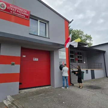 Gmina Kamieńsk z kolejnym AED. Defibrylator zamontowano w Gorzędowie