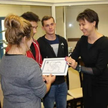 Elektryk obdarowuje szpital