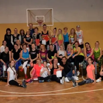 Pomaganie w rytmie zumby