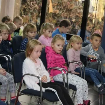 Spotkanie autorskie z Ewą Kaczmarczyk w bibliotece w Radomsku