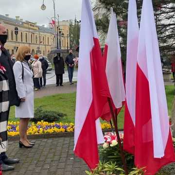 Święto Konstytucji 3 Maja w Radomsku. Nabożeństwo i kwiaty