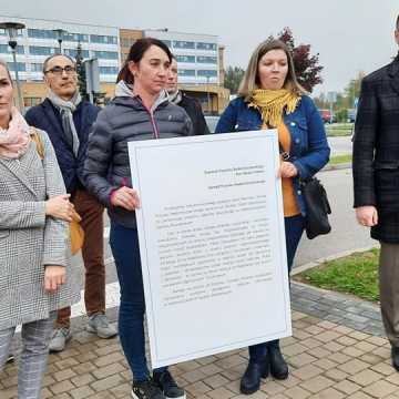 Rodzice oczekują stanowczych działań dotyczących oddziału dziecięcego  w szpitalu w Radomsku