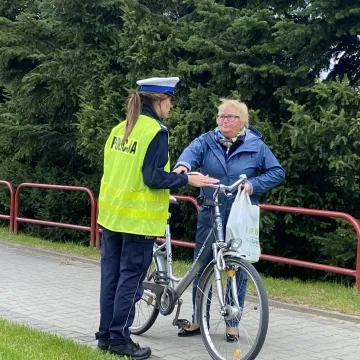 Rowerzyści i piesi w Radomsku otrzymali kamizelki odblaskowe