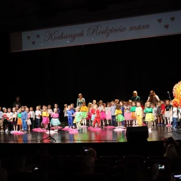 Dzieci z PP nr 9 w Radomsku wystąpiły w MDK dla mamy i taty