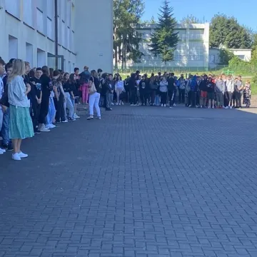 Ewakuacja ZSP 1 w Radomsku. Był pożar, strzały i osoby ranne