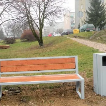 Nowe ławki i kosze w Parku Solidarności