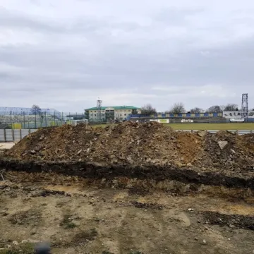 Na stadionie przy Brzeźnickiej buduje się nowa trybuna dla kibiców