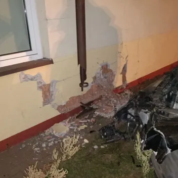 Kierowca audi wbił się w świetlicę wiejską