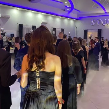 Szampańska zabawa studniówkowa ZSE w Radomsku