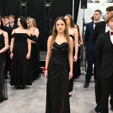 Polonez i odliczanie do matury. Studniówka ZSE w Radomsku