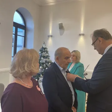 Sześć par uhonorowanych medalami za długoletnie pożycie małżeńskie