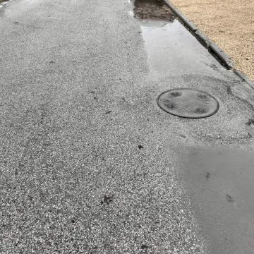 [WIDEO] Ścieki ponownie wylewają się na ulicę Kukuczki