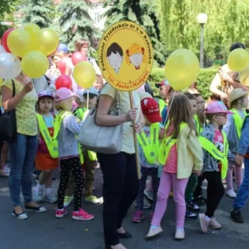 Barwny korowód z okazji Dnia Dziecka