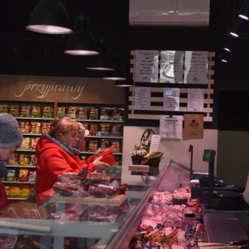 Kamieńsk z nowy centrum handlowym w centrum miasta