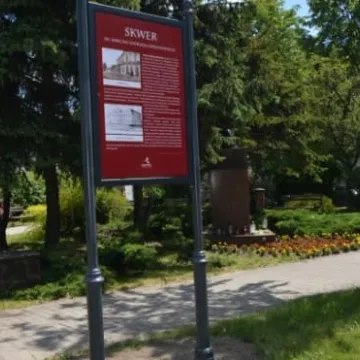 Na skwerach stanęły nowe tablice