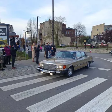 Zlot i parada zabytkowych samochodów w Święto Niepodległości w Radomsku