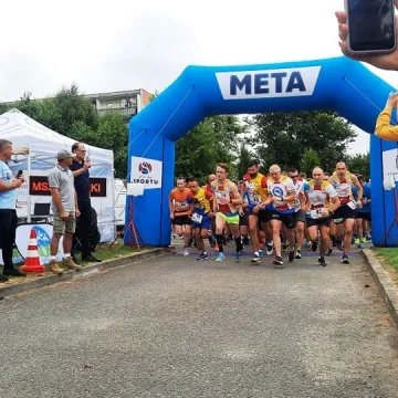 Ponad setka biegaczy stanęła na starcie biegu ulicznego w Radomsku