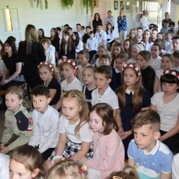 Uroczysty apel z okazji Święta Konstytucji 3 maja w PSP nr 10 w Radomsku