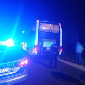 Kompletnie pijany mężczyzna wtargnął na jezdnię. Pasażerka autobusu została ranna