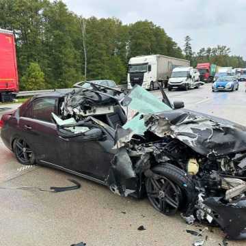 Mercedes roztrzaskany po zderzeniu z ciężarówką na A1