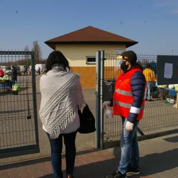 Miejskie targowisko otwarte. Policja pilnuje bezpieczeństwa sanitarnego