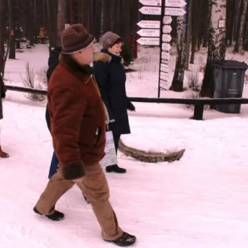 Spacer z mapą i kompasem