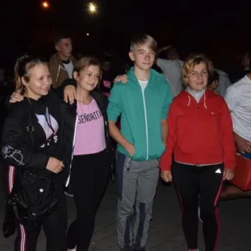 Nocne bieganie po placu targowym 