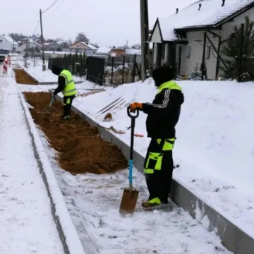 Trwa budowa chodnika w Amelinie i Dziepółci