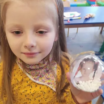 Dzieci z „zerówki” w PSP 8 robiły bożonarodzeniowe ozdoby