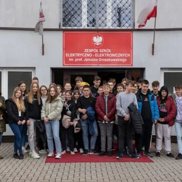 Elektryk kusił ósmoklasistów