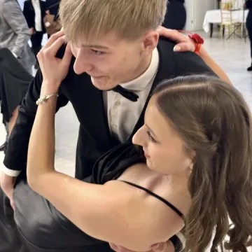 Odliczanie do matury rozpoczęło się eleganckim balem w LO Przedborzu