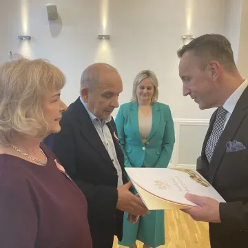 Sześć par uhonorowanych medalami za długoletnie pożycie małżeńskie