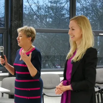 Seniorzy z UTW „Wiem Więcej” spotkali się z aktorką Anną Rakowską