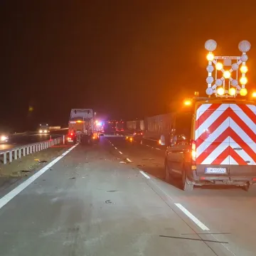 [AKTUALIZACJA] Autostrada A1. Osobówka najechała na pługopiaskarkę. Jedna osoba doznała licznych obrażeń ciała