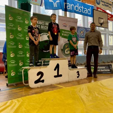 Młodzi zapaśnicy UKS „Zapaśnik” Radomsko na matach w Bełchatowie