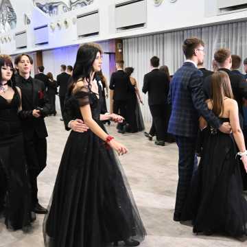 Eleganckie suknie i garnitury. Studniówka uczniów I LO w Radomsku