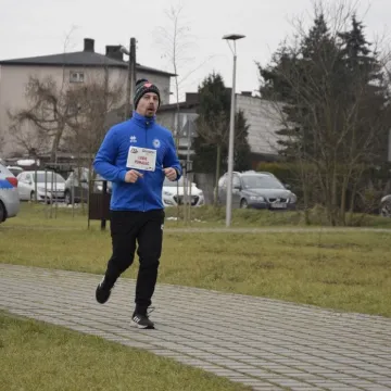 [WIDEO] Glinianki parkRUN w Radomsku. Bieg dla zdrowia i WOŚP 2025