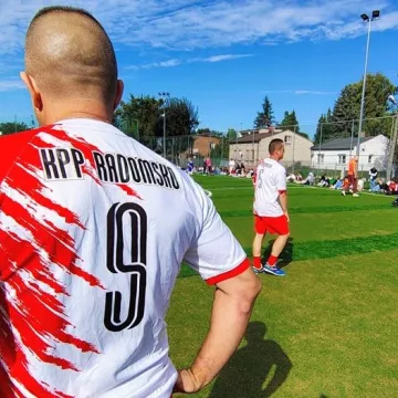 Policjanci w sportowej rywalizacji z uczniami PSP nr 9 w Radomsku