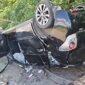 W Wielgomłynach dachowała toyota