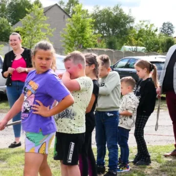 Strażacki piknik rodzinny w Dąbrówce zintegrował mieszkańców
