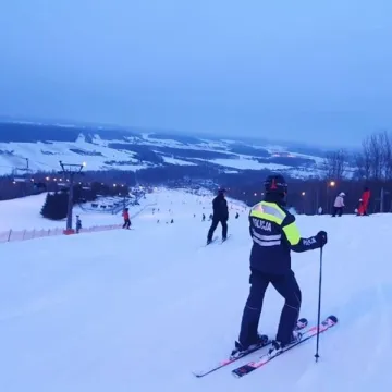 Policjanci patrolują Górę Kamieńsk