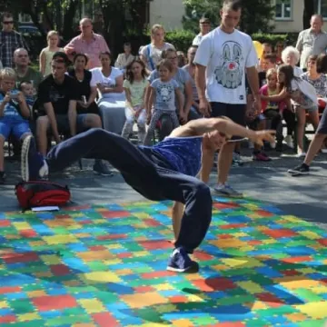 Taneczna wojna na placu 3 Maja