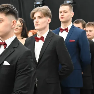 Polonez i odliczanie do matury. Studniówka ZSE w Radomsku